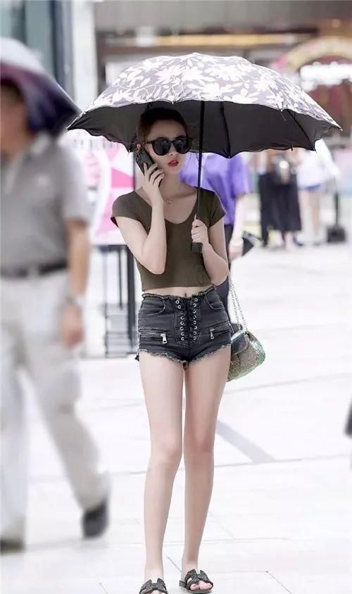  「显得」街拍：小姐姐穿一件“绑带裤”，搭配军绿衫显得肤白貌美！