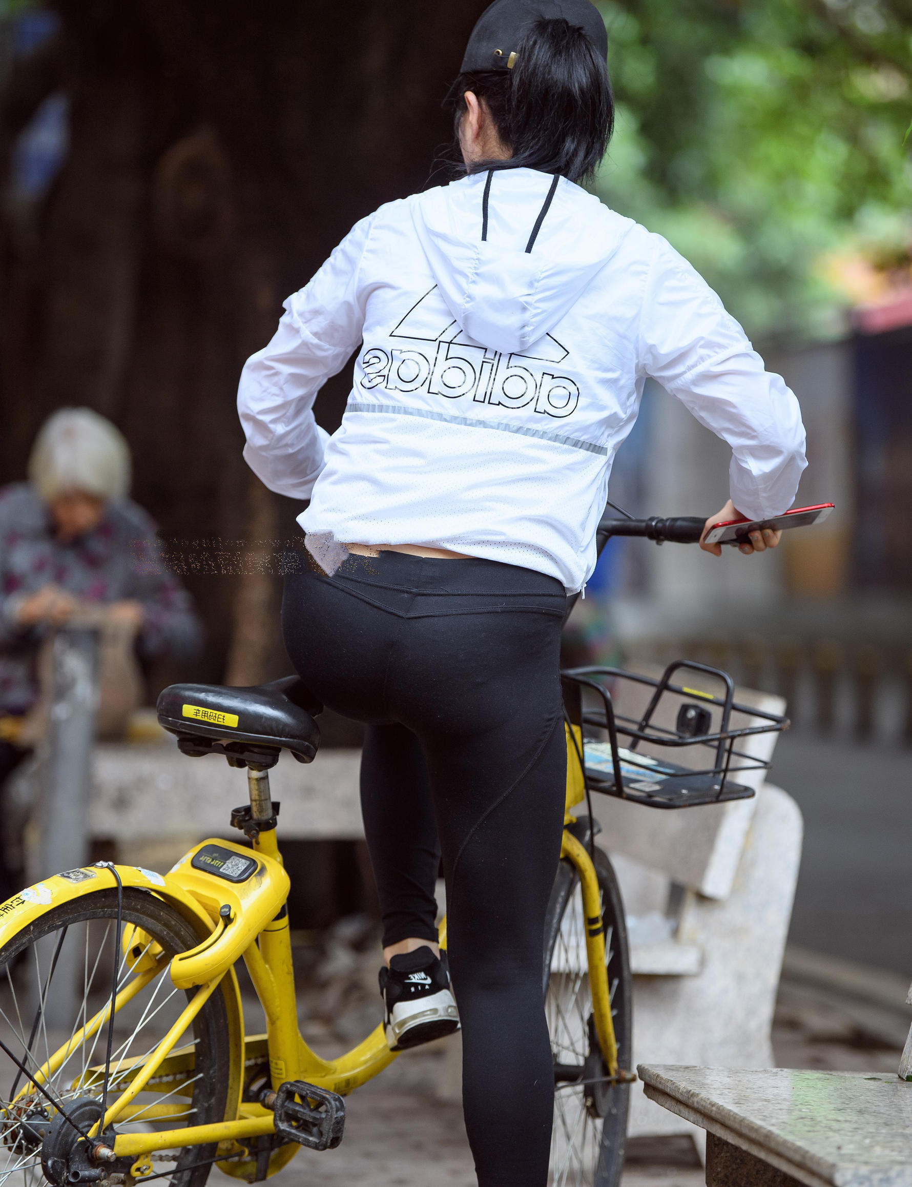 婴儿肥小姐姐紧身裤勾勒丰满弧线,弯腰瞬间展露丰满曲线