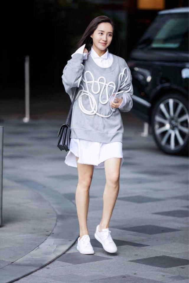 王智这一身看似简单，其实很难驾驭，姑娘底子不错呦