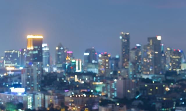 香港和深圳之间虽然只隔着一条深圳河，但是两岸的景象却截然不同