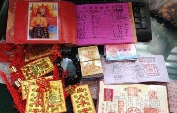 在景区遇到行骗假和尚，手段很简单!却有很多人上过当!