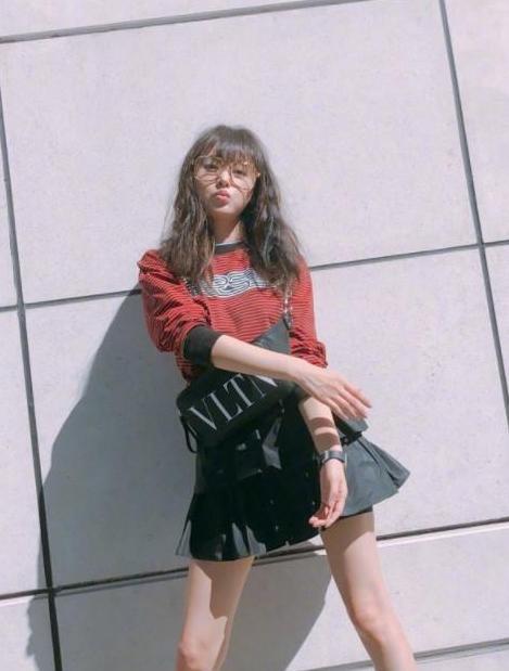 张天爱穿“3D裤”太魔幻, 腿不仅和上身分离, 还快成透明的了!