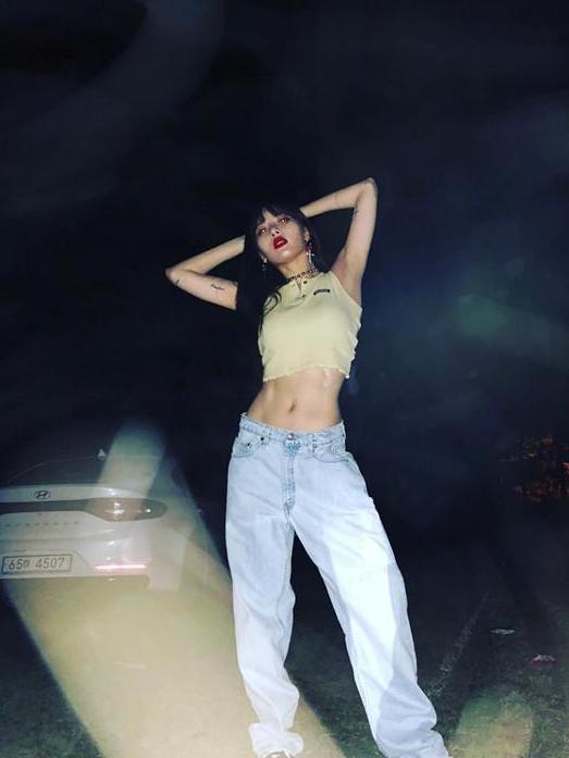 崔雪莉晒生活照, 穿露脐装变身“腰精”, 金泫雅地位不保!