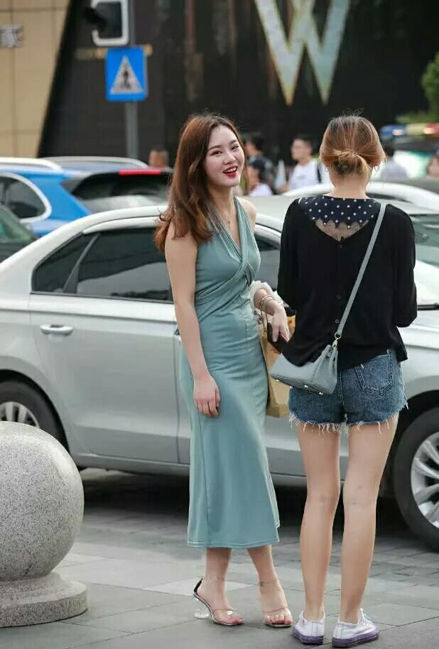 街拍：超性感的一位翘臀姐姐，穿紧身裙很合身得体！