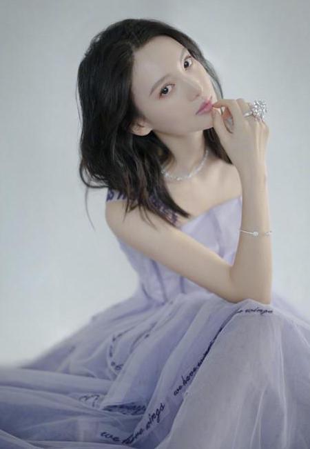 Skr!“萌妃”金晨秀超高难度一字马 网友：确实可以卖艺了！