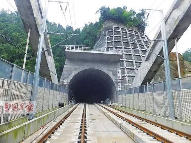 国内出发时间最早的高铁，却从不搭载乘客，而且车身还是黄色的!