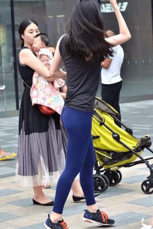 街拍美女: 小姐姐太撩人, 真想和她去约会!