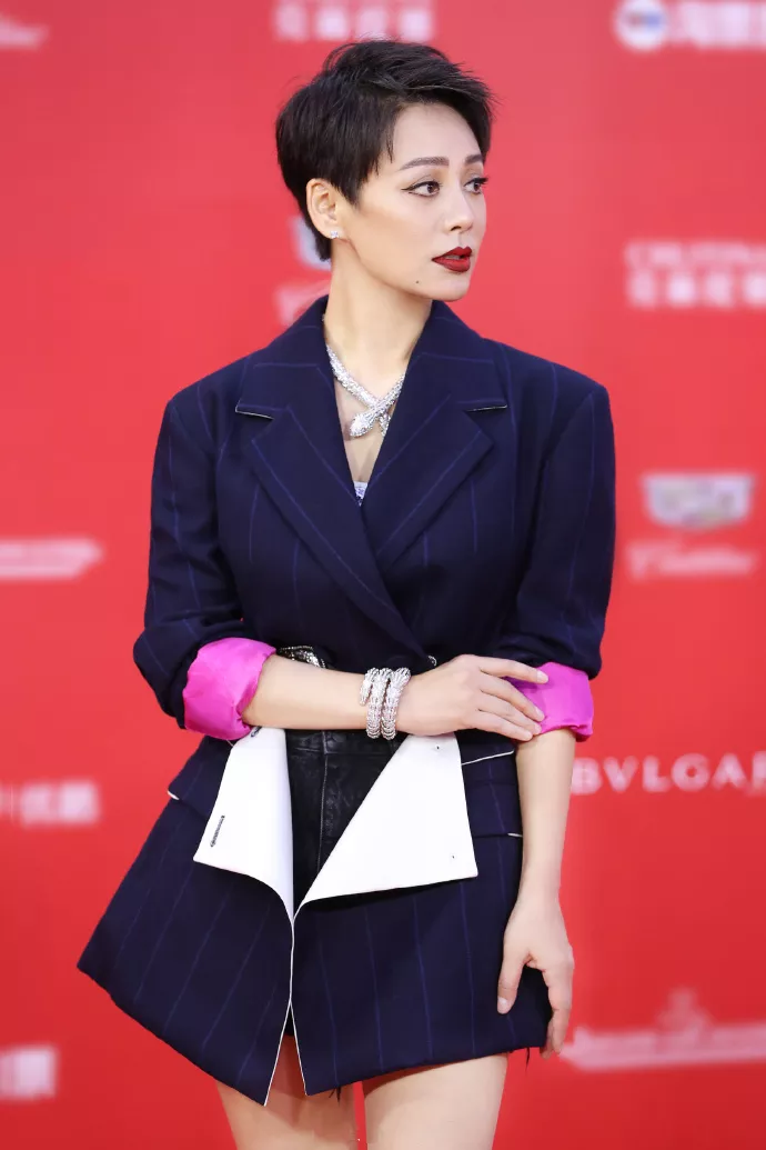 46岁宁静为了美太拼了，深V裙惊艳全场，网友：眼睛都挪不开