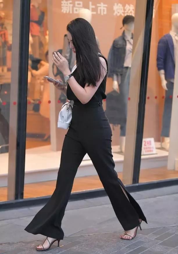 街拍：冷艳的气质更迷人，穿黑裤超性感的翘臀美女