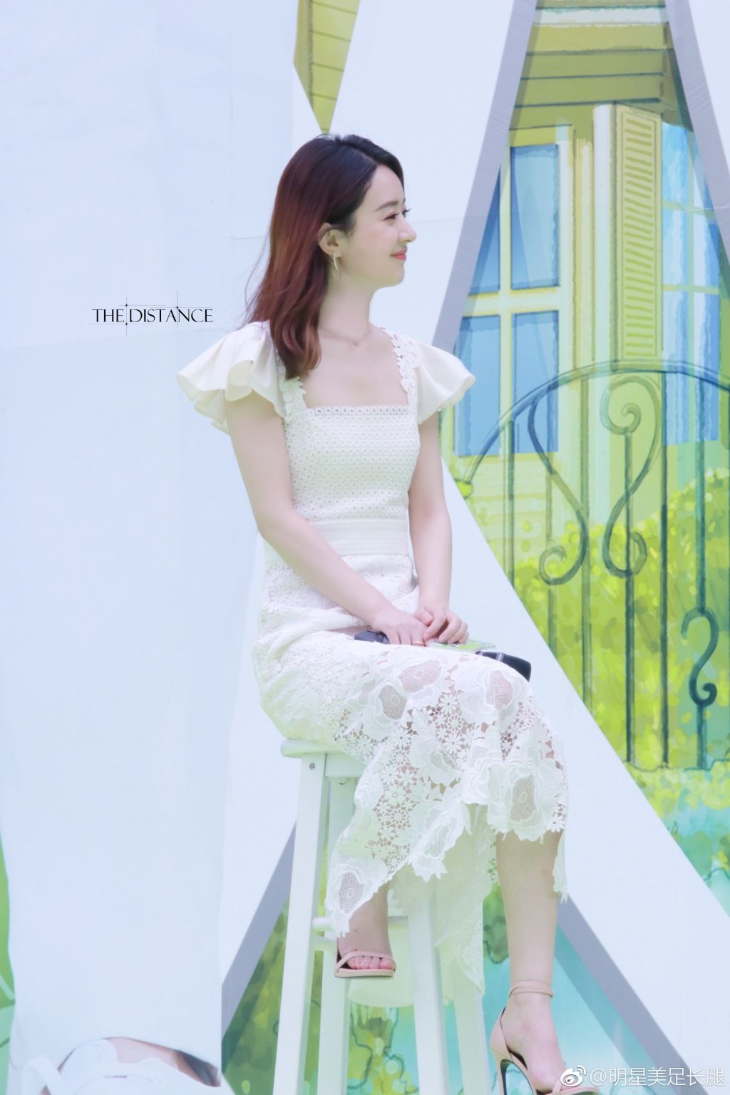 赵丽颖白色透明长裙加一字带高跟凉鞋，腿是真的白脚也好漂亮