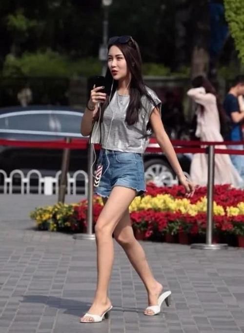 【美女】潮流速递,路人街拍,靓女看起来十分的窈窕,穿简单的短袖T恤,优雅有韵味