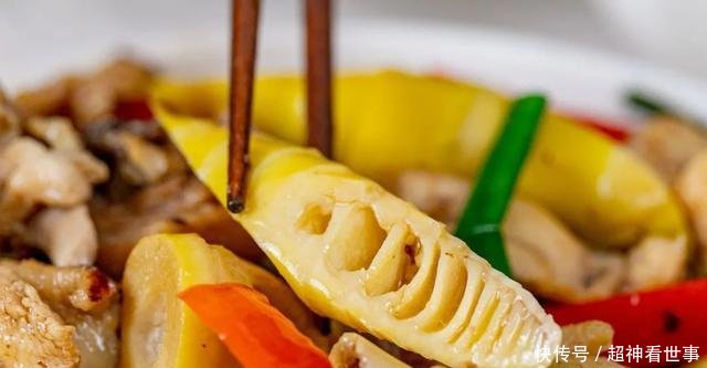 「我家」春天我家从不错过它,随手焖出一锅鲜,汤汁都舔干!