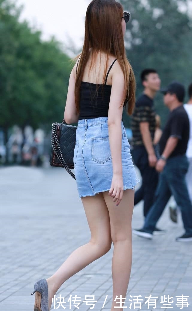  「美女」街拍美女黑色吊带背心搭配牛仔短裙尽显清新气质，充满青春活力