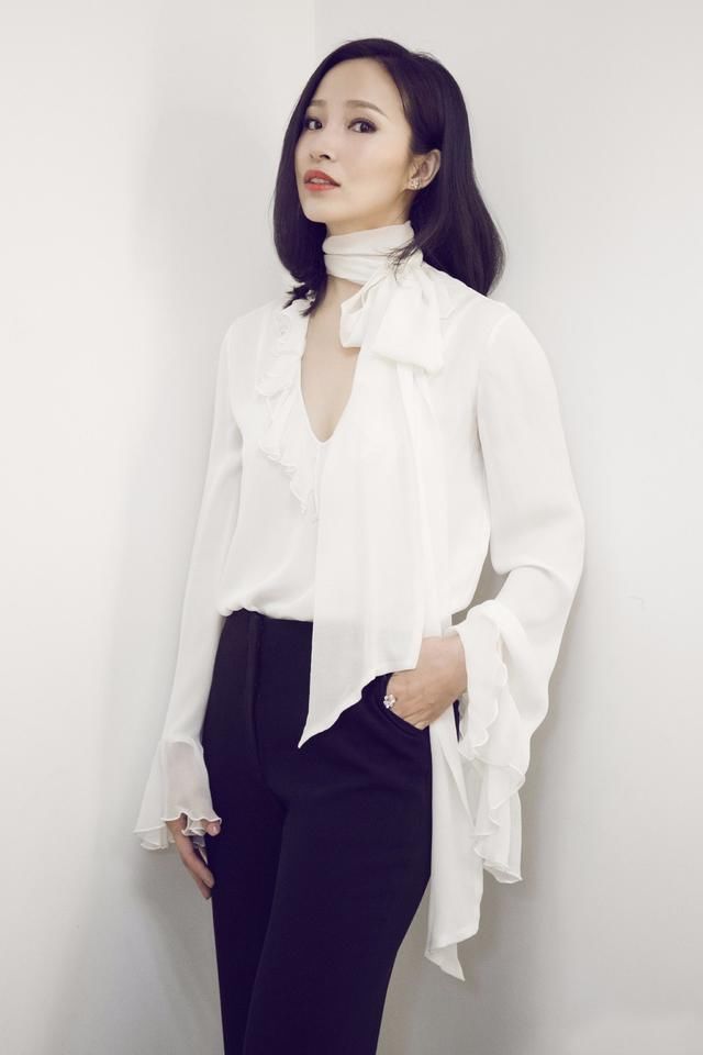 《甄嬛传》中的剪秋姑姑,换上现代装性感十足,网友直呼认不出