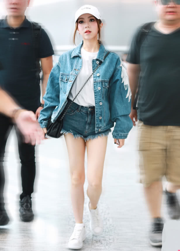 世上没有丑女人，只有胖女人，邓紫棋瘦后丢掉皮裤成“圆规腿”！