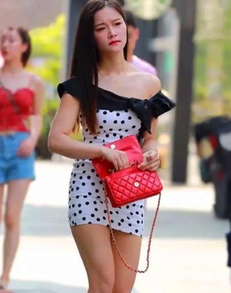  「秋月」街拍：皎若秋月的美女，一件白色短袖配黑色短裙，时尚女性气质范
