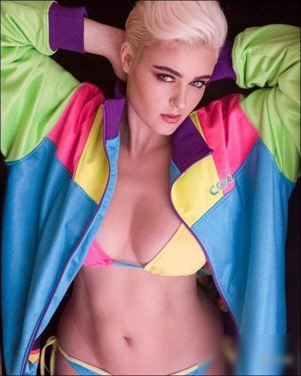 国外美女cos《守望先锋》查莉娅 "壮硕"身材太迷人