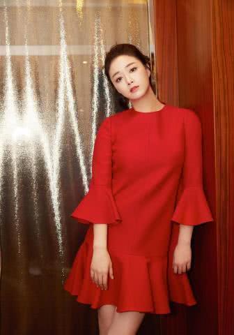 42岁“小燕子”赵薇撞衫35岁蒋欣！网友：这就是富豪与演员的区别