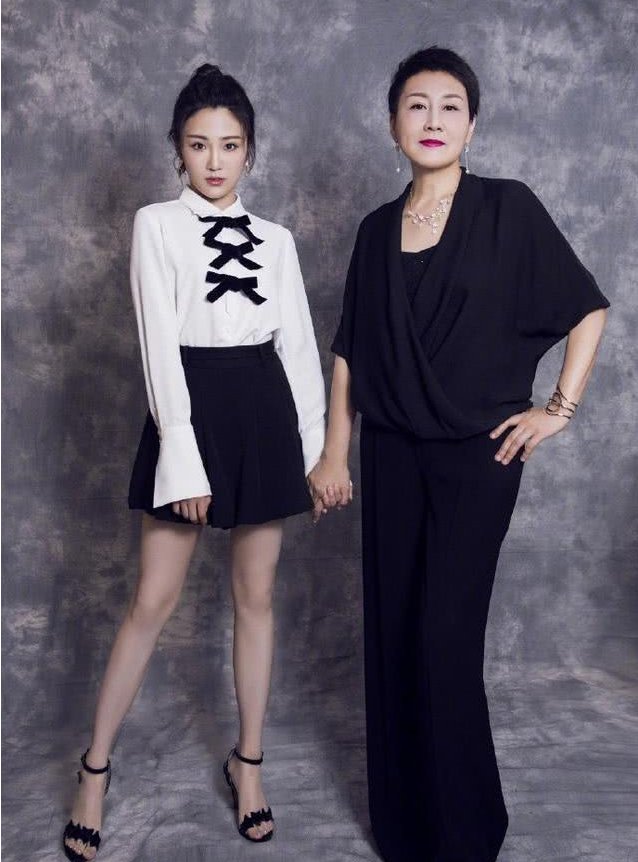 张凯丽真有勇气，又穿这么短的短裤出门，哪个55岁奶奶敢这样穿