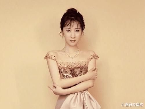 [ 李念]梳着丸子头，丝绸连衣裙高级大气，34岁的李念像“贵妇”