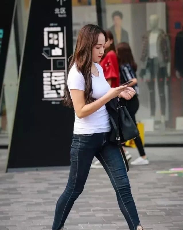 辣妈■美的刚刚好,这位“很多肉的辣妈”微胖身材穿上简单的T桖牛仔裤