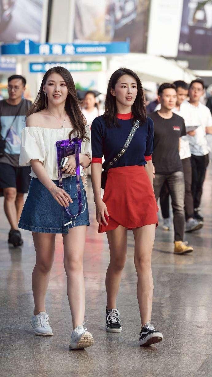 这样的身材堪称完美，美女的五官非常的立体，非常有欧美范的感觉