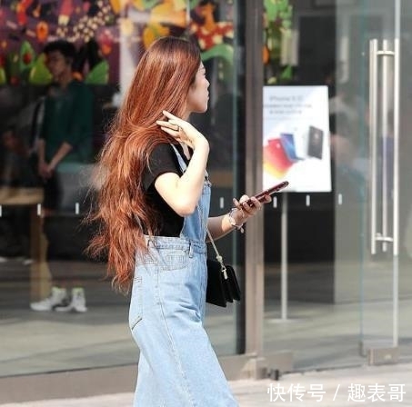  『搭配』街拍：身材高挑的小姐姐，一件一字肩上衣配牛仔热裤，时尚靓丽美