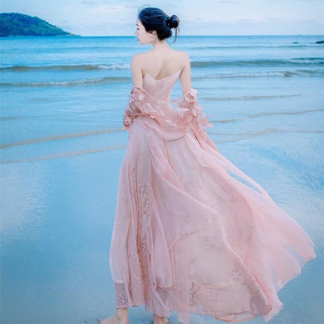 吊带连衣裙，被女神敬而远之，其实不然，她更能体现女人的魅力！