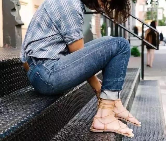 擦掉一张皮，双脚换皮术！死皮、老茧一喷就没，15秒还原嫩白玉足