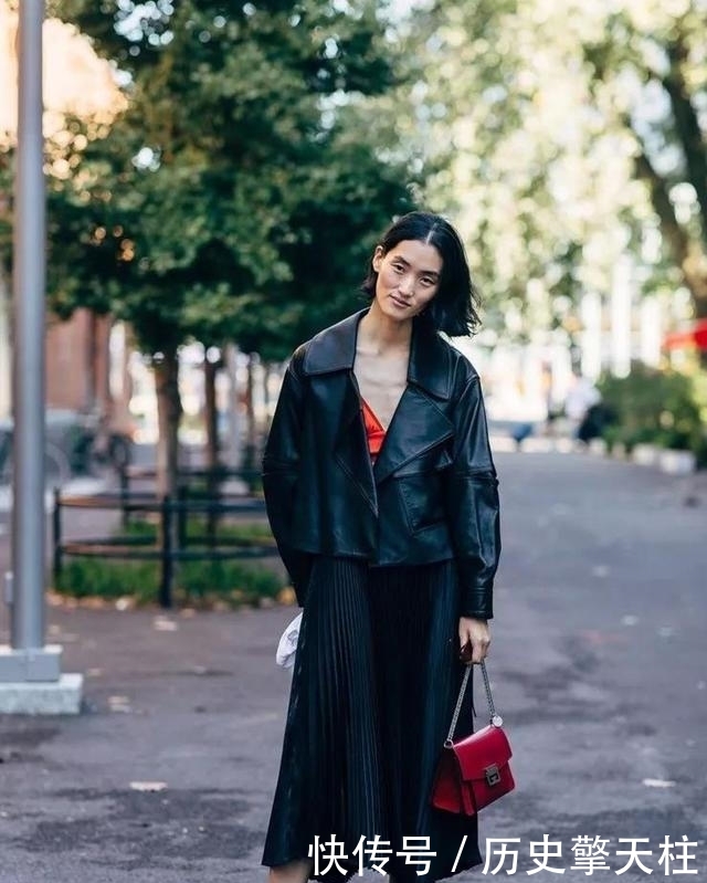  『时髦』最近火了一种穿法，叫“冬外套+春裙子”，时髦保暖，明星都上瘾