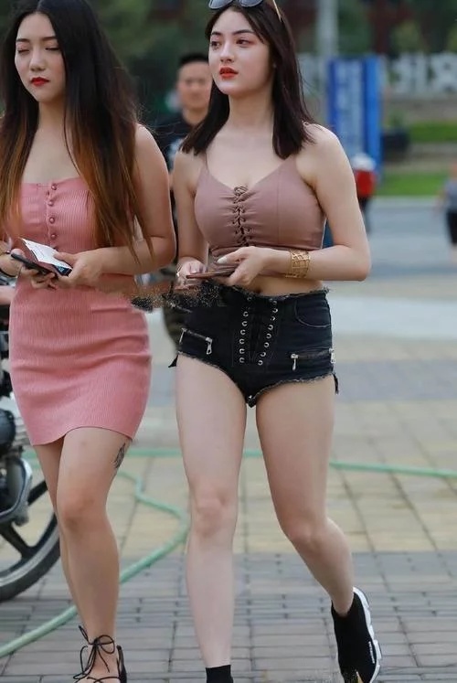 微胖小姐姐吊带紧身衣搭配超短裤,脸蛋清纯性格开朗,好迷人