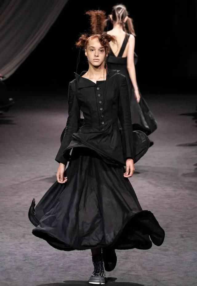  时装秀：Yohji Yamamoto 2020 春夏时装秀：山本耀司的黑色诗意想象