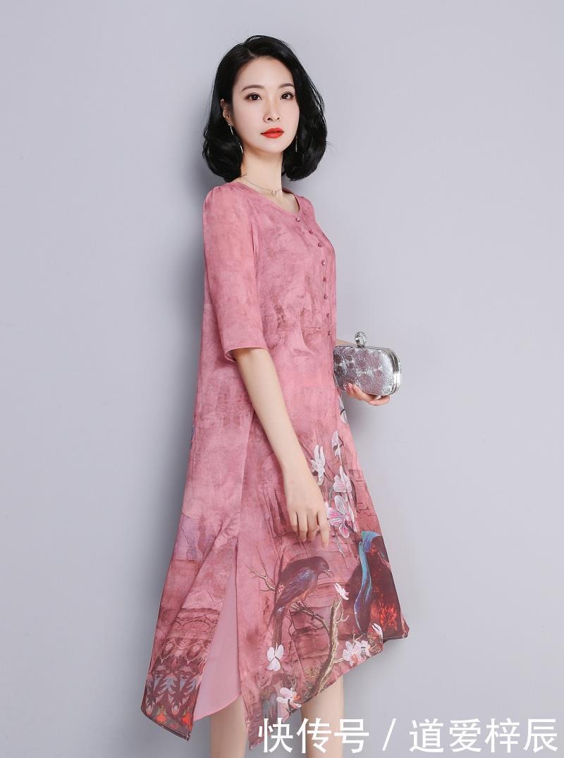  女人|39岁以上的女人别穿得太随意了，穿上这款真丝连衣裙，美丽又高贵