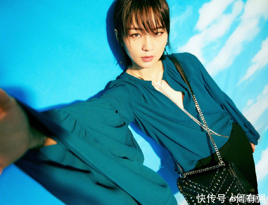 杨幂周笔畅同框,穿波点连衣裙的杨幂竟然输了,网友:真的尴尬了