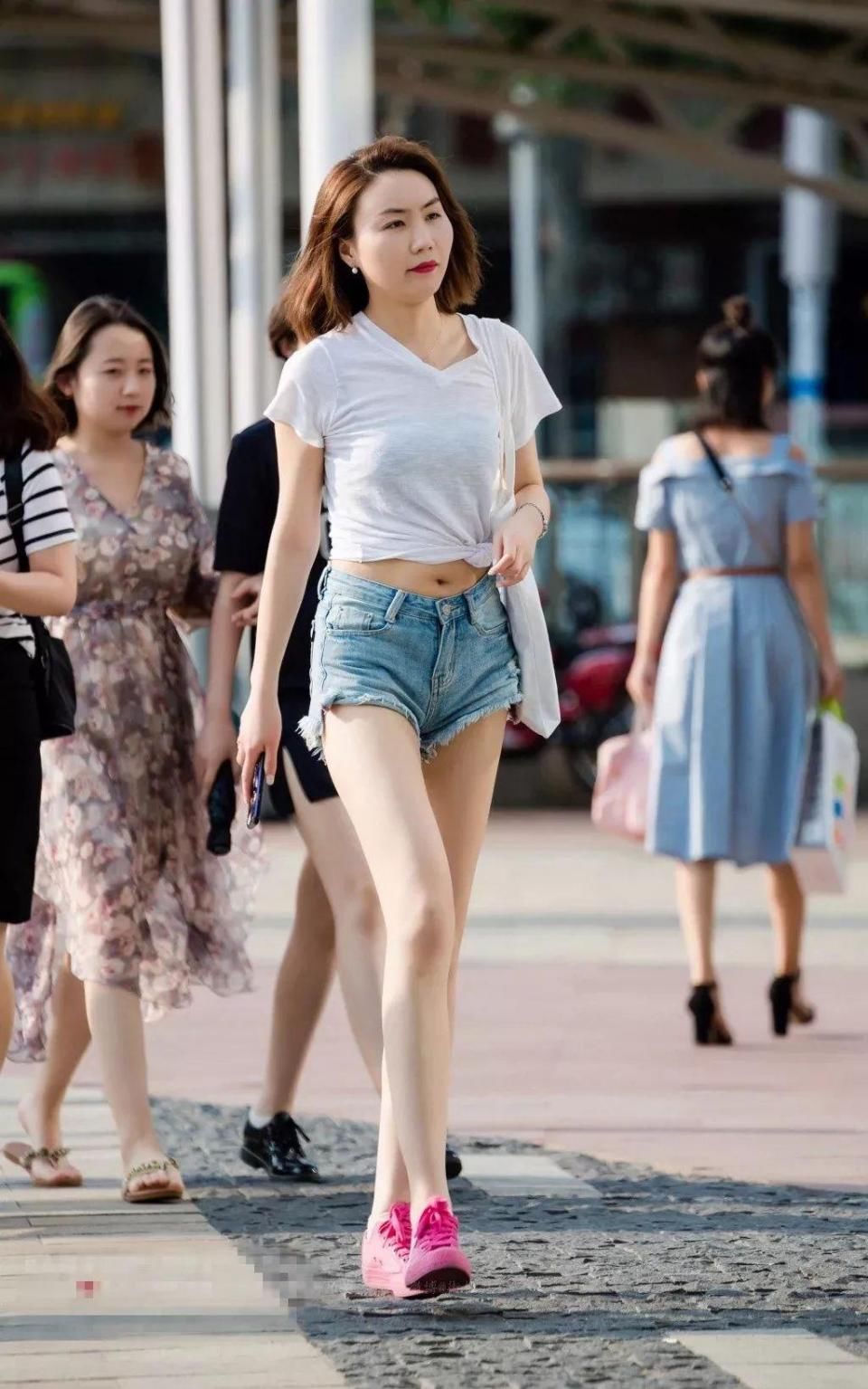 街拍:大长腿，小蛮腰