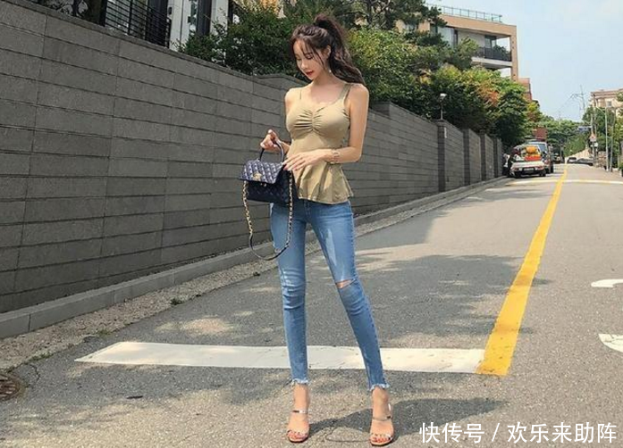 路人街拍，苗条有型的牛仔裤美女，搭吊带背心尽显小蛮腰！