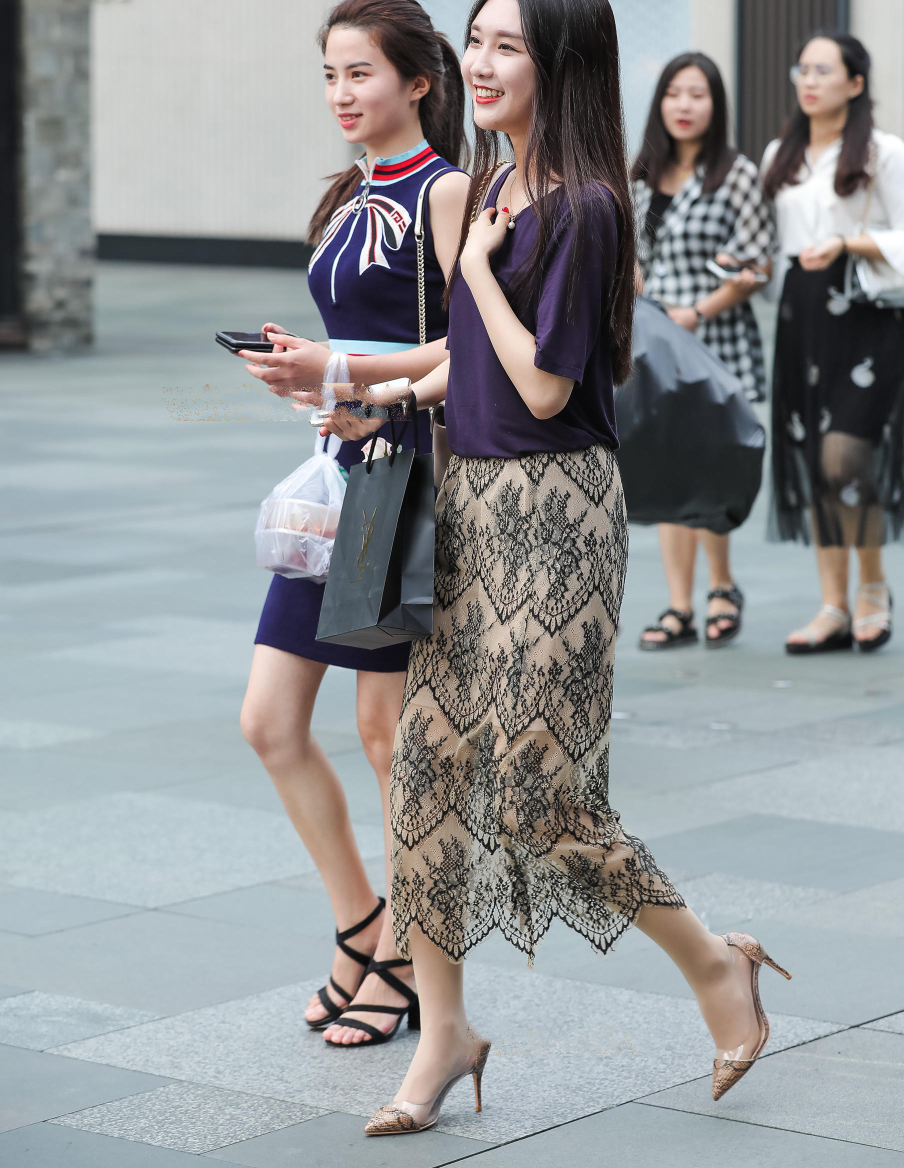 气质小姐姐紧身裙迷人线条，笑容甜美引路人频频回头