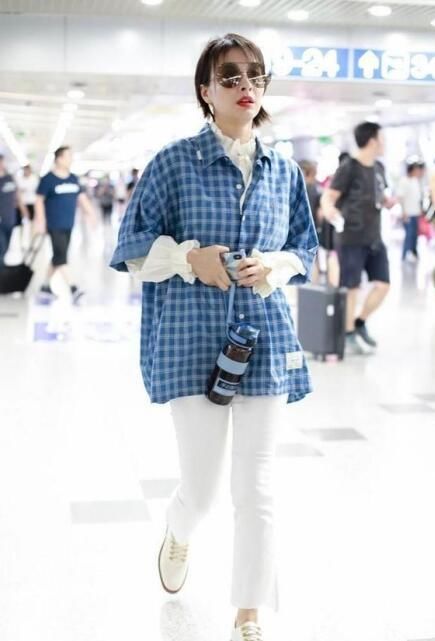 35岁吴昕穿紧身裤，36岁张韶涵穿紧身裤，大妈和少女的区别！