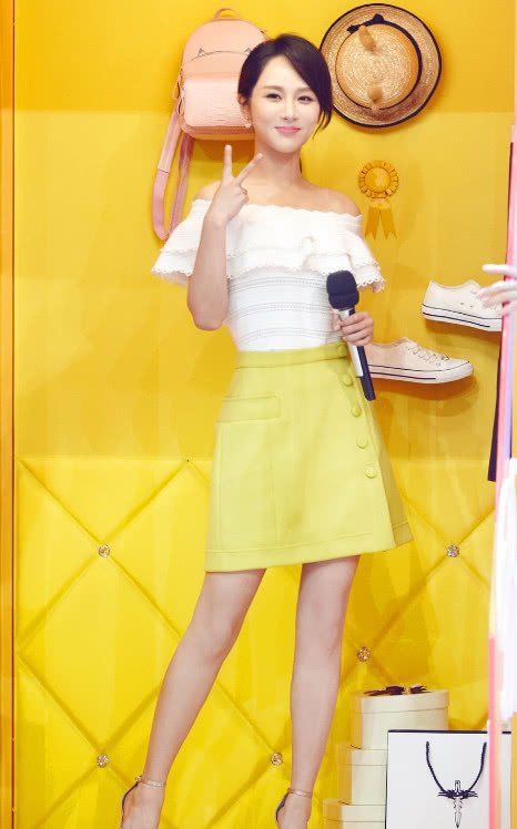 当28岁李沁和26岁杨紫同穿半身裙，网友，一个土气，一个女神