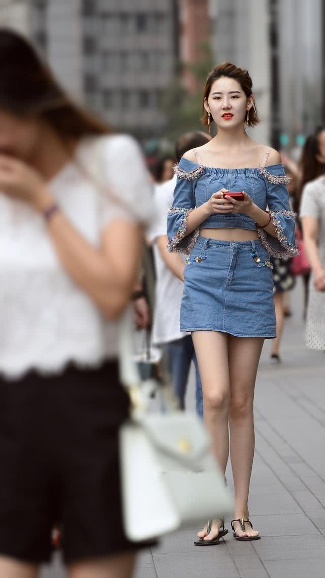 街拍：白皙腿长穿着清新小姐姐，长相靓丽气质优雅！