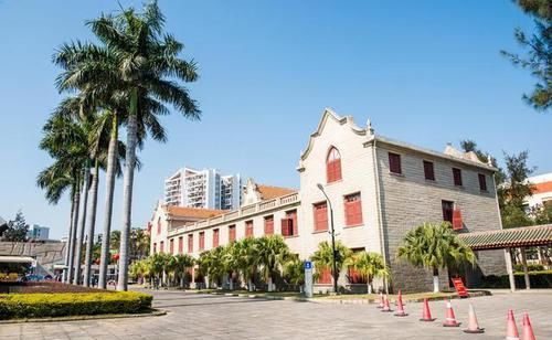 厦门大学变成景区，大批游客涌入，校方无奈限制参观人数