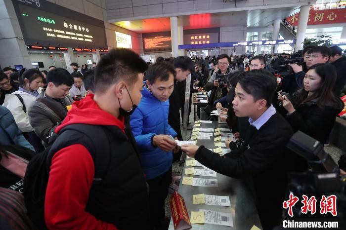  专列■快递员春运专列上海启程 免费送“小哥”返乡团圆