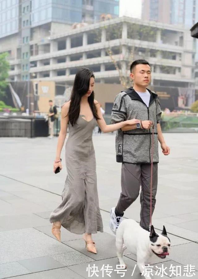 美女|路人街拍:美女穿黑色的T恤,看起来非常的时尚