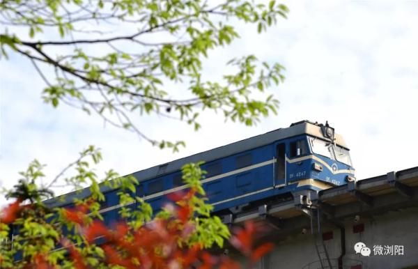  我国@途经长沙，设8站，我国这条在建的最长铁路10月通车