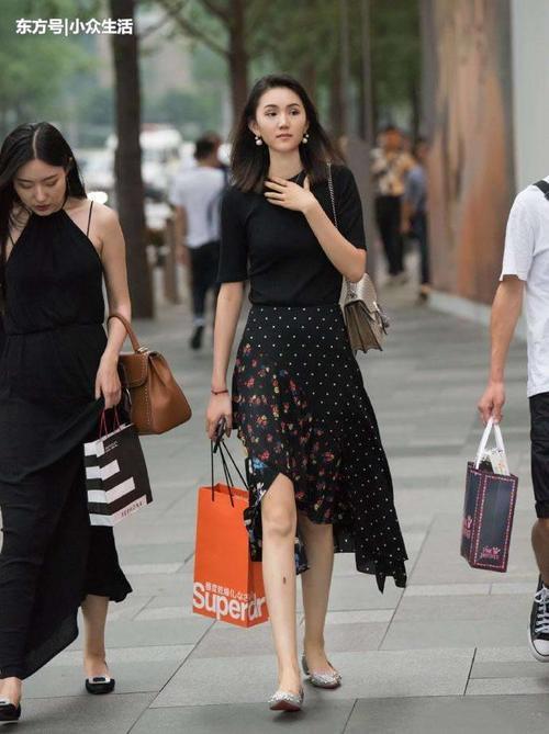 素人街拍: 小姐姐这条淡裸色的长裙，虽然简单，但是大方又优雅