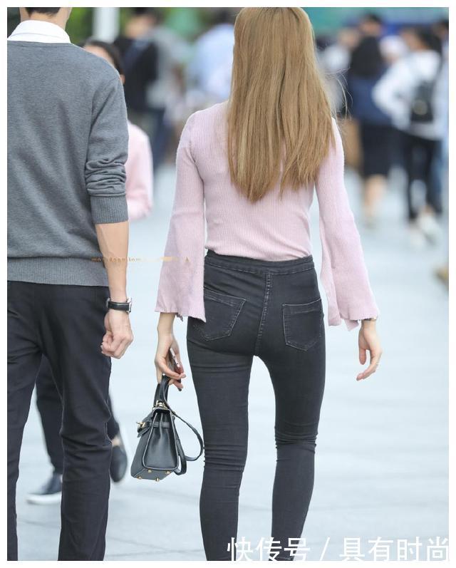 微胖小姐姐紧身装裹出柔美身段，和男友走在一起被宠成小公主