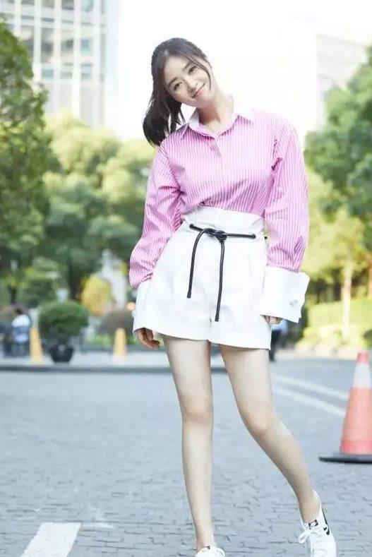 蒋欣体重90了？穿上这条黑色长裙的她，身材苗条堪比杨幂！