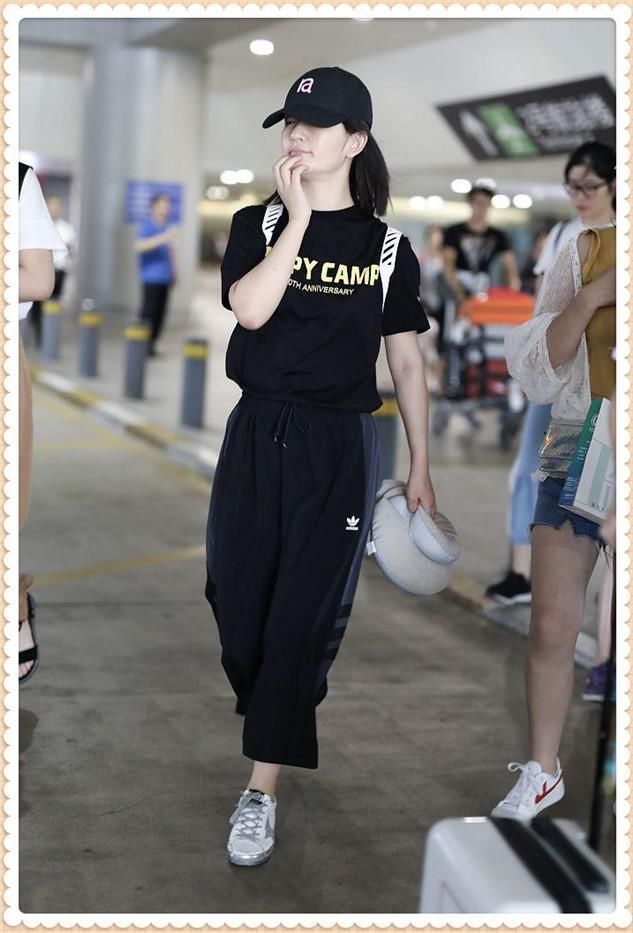 谢娜终于瘦回来了！穿黑色半身裙大秀小蛮腰，撞上吴昕一点没输！