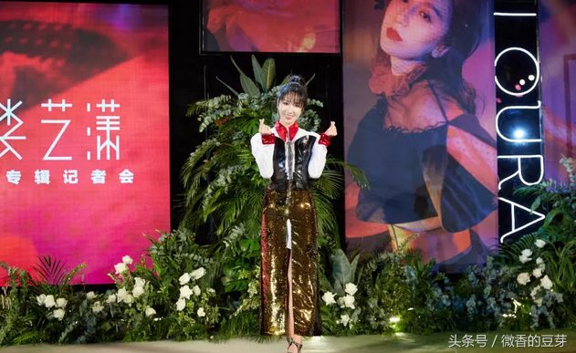 娄艺潇太会玩了，居然把金色裤子剪开来当裙子，网友:我可不敢穿