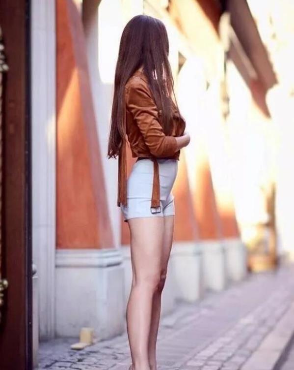  『美女』街拍：青春靓丽的美女，一件白色上衣配黑色短裤，青春活力范